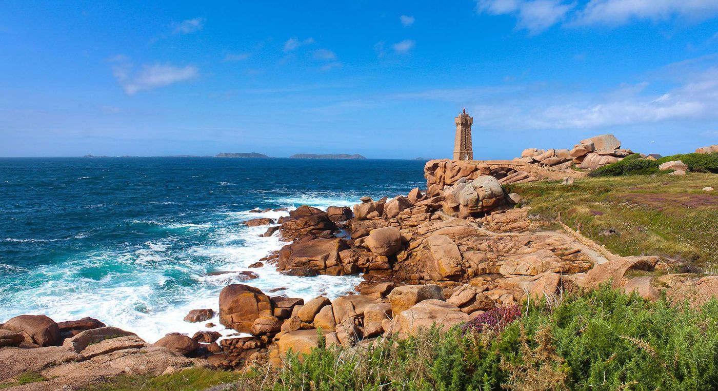 Côte de granit rose et phare de Ploumanac'h en Bretagne