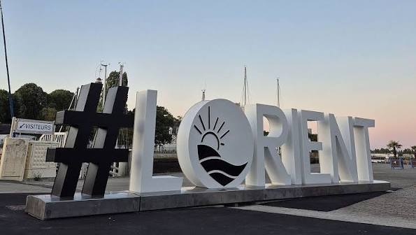 Lettres géantes #LORIENT sur le port de Lorient